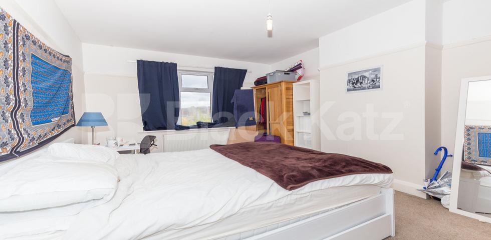 			APS School Catchment!, 5 Bedroom, 1 bath, 1 reception House			 Durnsford Road, MUSWELL HILL